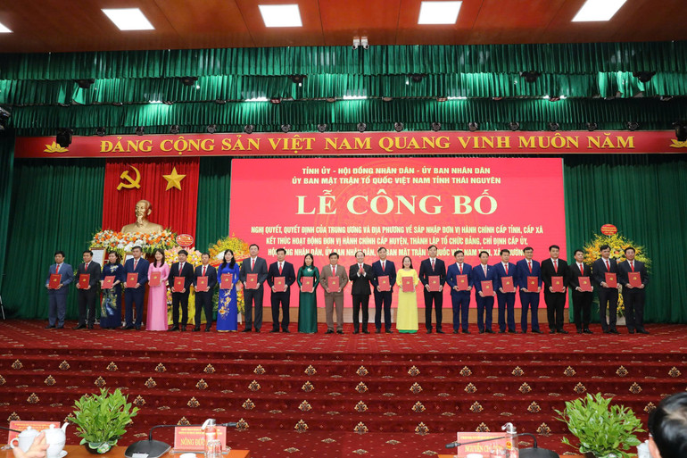 Đồng chí Nguyễn Đăng Bình, Phó Bí thư Thường trực Tỉnh ủy, Chủ tịch HĐND tỉnh Thái Nguyên trao quyết định cho lãnh đạo các xã. xa-1.jpg
