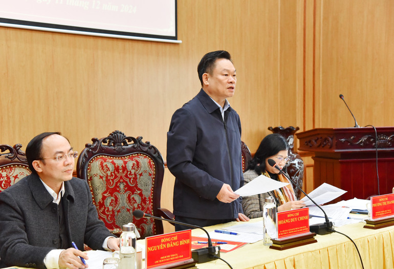 Phát biểu kết luận hội nghị, đồng chí Bí thư Tỉnh ủy Hoàng Duy Chinh khẳng định việc sắp xếp lại tổ chức bộ máy là dịp tốt để sàng lọc, tìm được những cán bộ có năng lực, đáp ứng yêu cầu của tình hình mới. nik-5323.jpg