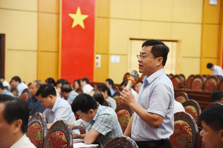 សមមិត្ត Tran Cong Hoa សមាជិកគណៈកម្មាធិការបក្សខេត្ត ប្រធាននាយកដ្ឋានហិរញ្ញវត្ថុបានពិភាក្សាក្នុងសន្និសីទ។ dsc-0225.jpg