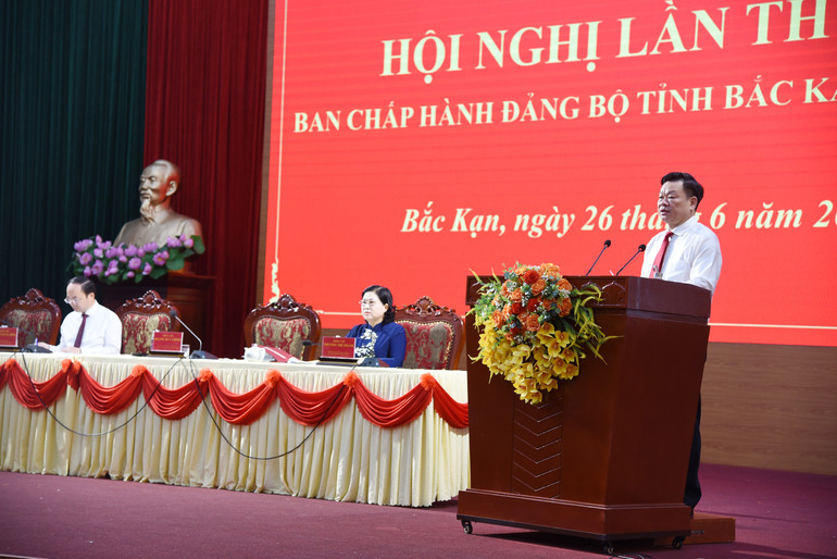 សមមិត្ត Hoang Duy Chinh សមាជិកគណៈកម្មាធិការមជ្ឈិមបក្ស លេខាគណៈកម្មាធិការបក្សខេត្ត ប្រធានគណៈប្រតិភូរដ្ឋសភាខេត្ត បានរៀបរាប់សង្ខេបអំពីខ្លឹមសារនៃសន្និសីទ។ dsc-0212.jpg
