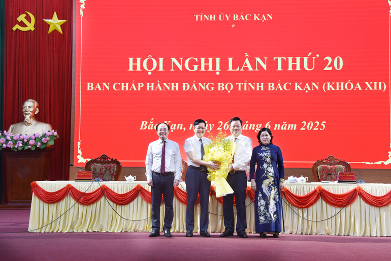 គណៈកម្មាធិការអចិន្ត្រៃយ៍នៃគណៈកម្មាធិការបក្សខេត្តបានជូនកម្រងផ្កាអបអរសាទរចំពោះសមមិត្ត Hoang Duy Chinh សមាជិកគណៈកម្មាធិការមជ្ឈិមបក្ស លេខាគណៈកម្មាធិការបក្សខេត្ត ប្រធានគណៈប្រតិភូរដ្ឋសភាខេត្ត ដែលត្រូវបានរដ្ឋសភាបោះឆ្នោតជ្រើសរើសជាគណៈកម្មាធិការអចិន្ត្រៃយ៍នៃរដ្ឋសភានីតិកាលទី១៥។ dsc-0144.jpg
