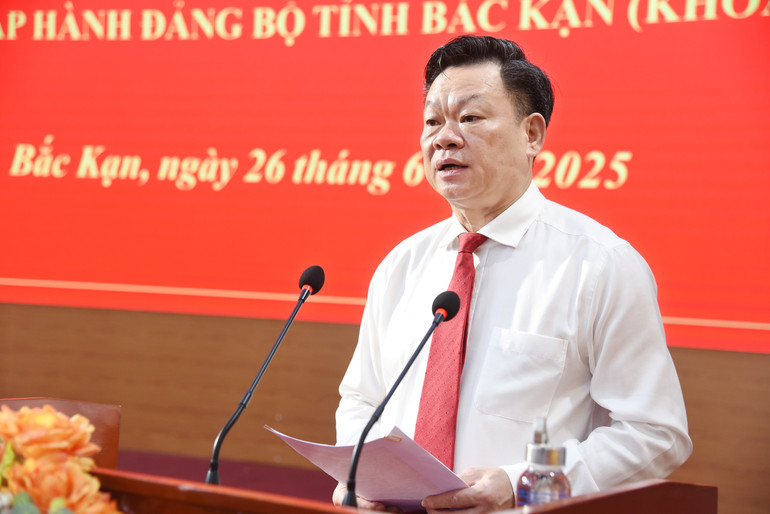 សមមិត្ត Hoang Duy Chinh សមាជិកគណៈកម្មាធិការមជ្ឈិមបក្ស លេខាគណៈកម្មាធិការបក្សខេត្ត ប្រធានគណៈប្រតិភូរដ្ឋសភាខេត្ត ថ្លែងសុន្ទរកថាក្នុងសន្និសីទ។ dsc-0198.jpg