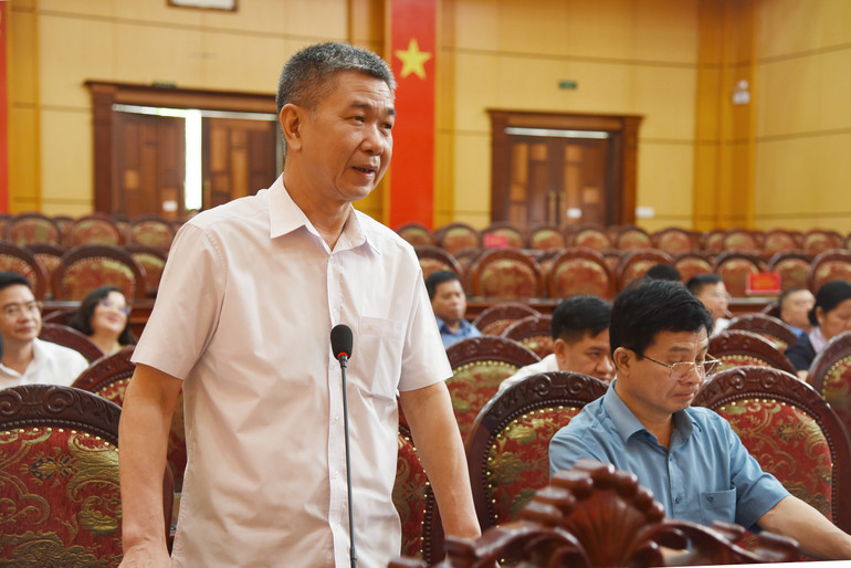 សមមិត្ត Ha Van Tien សមាជិកគណៈកម្មាធិការបក្សខេត្ត ប្រធានមន្ទីរកិច្ចការផ្ទៃក្នុងបានពិភាក្សាក្នុងសន្និសីទ។ dsc-0218.jpg