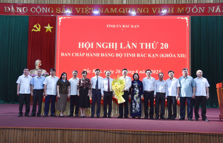 សមាជិកគណៈកម្មាធិការអចិន្ត្រៃយ៍បក្សខេត្ត សមាជិកគណៈកម្មាធិការបក្សខេត្ត Bac Kan និងគណៈប្រតិភូបានថ្វាយកម្រងផ្កាអបអរសាទរចំពោះសមមិត្ត Hoang Duy Chinh សមាជិកគណៈកម្មាធិការមជ្ឈិមបក្ស លេខាគណៈកម្មាធិការបក្សខេត្ត ប្រធានគណៈប្រតិភូរដ្ឋសភាខេត្ត ដែលត្រូវបានរដ្ឋសភាបោះឆ្នោតជ្រើសរើសជាគណៈកម្មាធិការអចិន្ត្រៃយ៍រដ្ឋសភានីតិកាលទី១៥។ dsc-0168.jpg