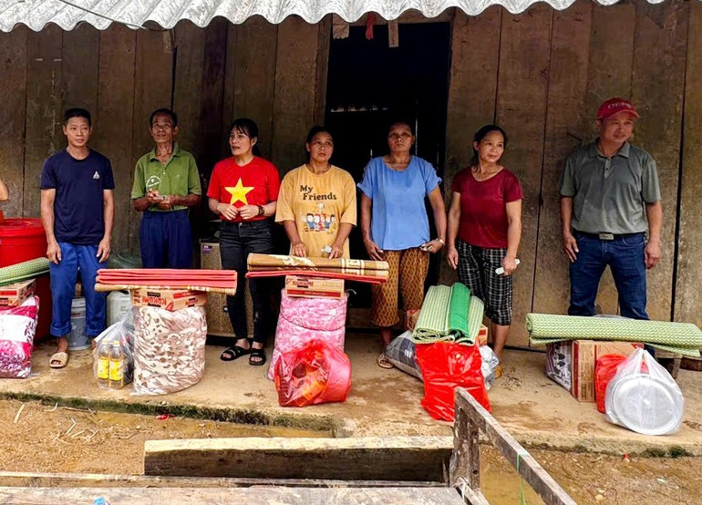 Bà con thôn Nà Quang, xã Nông Hạ được nhóm thiện nguyện trao tặng nhu yếu phẩm. cho-moi-1-7860.jpg