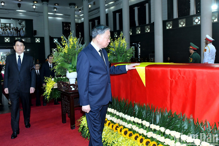 Tổng Bí thư Tô Lâm, Chủ tịch nước Lương Cường cùng các đại biểu đi vòng quanh linh cữu lần cuối, tiễn biệt nguyên Chủ tịch nước Trần Đức Lương. (Ảnh: ĐĂNG KHOA) Tổng Bí thư Tô Lâm, Chủ tịch nước Lương Cường cùng các đại biểu đi vòng quanh linh cữu lần cuối, tiễn biệt nguyên Chủ tịch nước Trần Đức Lương. (Ảnh: ĐĂNG KHOA)