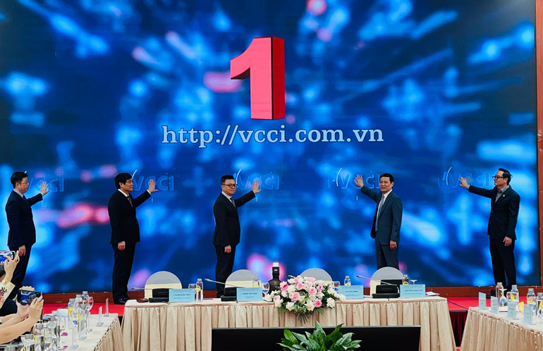 Các đại biểu nhấn nút khai trương giao diện Trang thông tin điện tử VCCI. z5962409904383-21d7e767283963eefb62a072846213ef-5872-3361.jpg