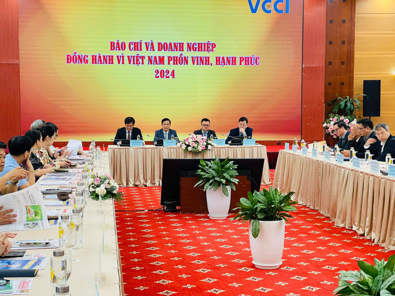 Quang cảnh Diễn đàn. z5962409923225-7bbadb67655d7c216f63b386af337373-9661-1142.jpg