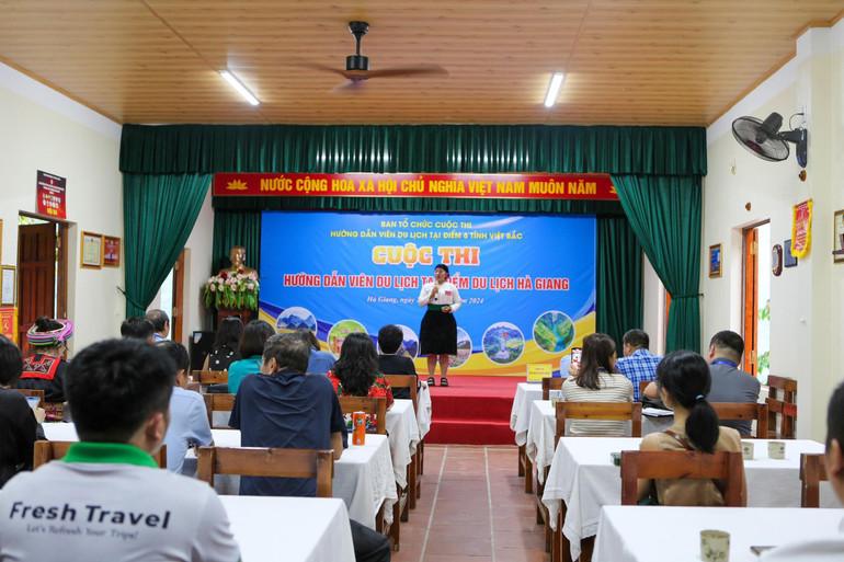 Thí sinh Ma Thị Mỷ thuyết minh giới thiệu về động Lùng Khúy. r hg2-2667.jpg