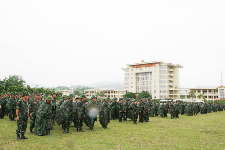 Cán bộ, chiến sĩ LLVT Bắc Kạn sẵn sàng làm nhiệm vụ ứng phó, khắc phục hậu quả thiên tai. bch.jpg