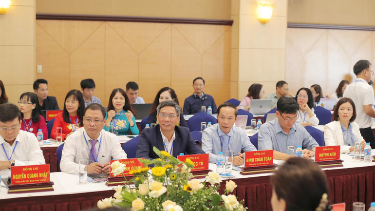 Đồng thời, các cơ quan thông tấn, báo chí bày tỏ quyết tâm cao trong việc đồng hành cùng cấp ủy, chính quyền tuyên truyền về "Chuyển đổi xanh", thay đổi nhận thức của cán bộ, Nhân dân về bảo vệ môi trường gắn với phát triển kinh tế - xã hội. 1 (5).jpg