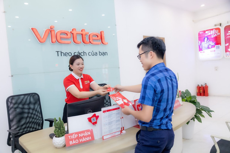 Nhân viên Cửa hàng trực tiếp Viettel hỗ trợ đăng ký thông tin chính chủ. Nhân viên Cửa hàng trực tiếp Viettel hỗ trợ đăng ký thông tin chính chủ .JPG