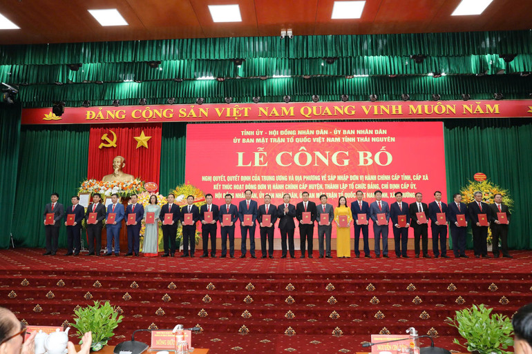 Đồng chí Phạm Hoàng Sơn, Phó Bí thư Tỉnh ủy, Chủ tịch UBND tỉnh Thái Nguyên trao quyết định cho lãnh đạo các xã. xa-2.jpg