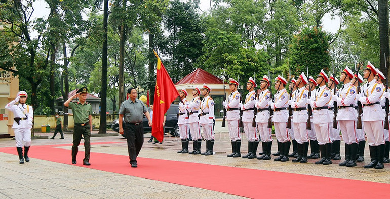 Thủ tướng Chính phủ Phạm Minh Chính duyệt đội danh dự Công an tỉnh. a3.jpg