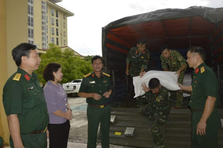 Bộ Chỉ huy Quân sự tỉnh tiếp nhận hàng hỗ trợ đồng bào vùng lũ. 4.jpg
