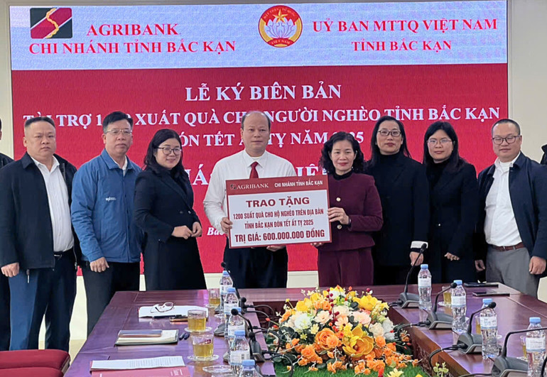 Đại diện Agribank Chi nhánh Bắc Kạn trao kinh phí tài trợ cho Ủy ban MTTQVN tỉnh, tiếp nhận để hỗ trợ hộ nghèo đón Tết. 1.jpg