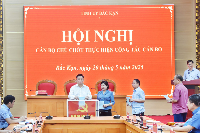Thường trực Tỉnh ủy và các đại biểu bỏ phiếu giới thiệu kiện toàn chức danh Phó Bí thư Tỉnh ủy nhiệm kỳ 2020 - 2025. r555-nik-0222-27.jpg