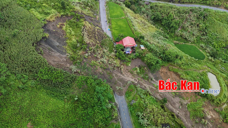 Quốc lộ đoạn 279 Km + 320 Quốc lộ 279 đã bị chia cắt giao thông do sạt lở nghiêm trọng. tac-duong-7405a.jpg