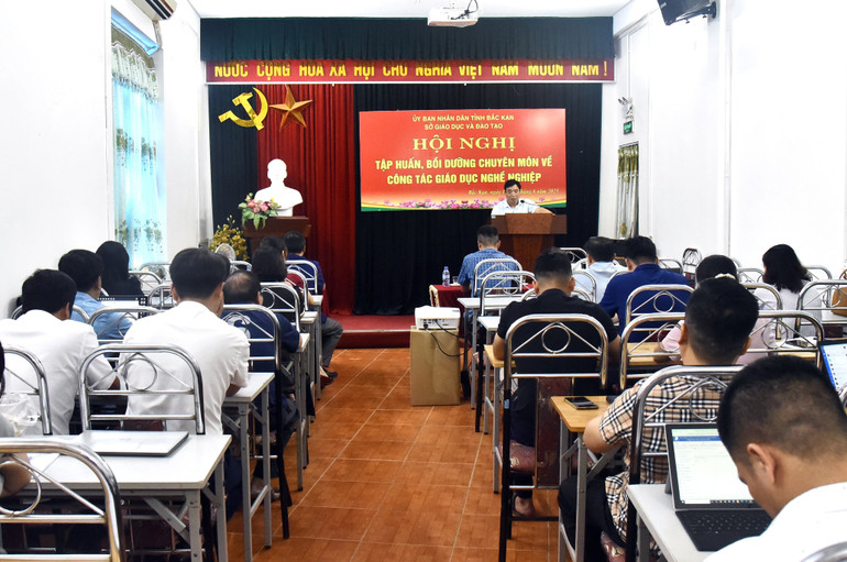 Lãnh đạo Sở GD&ĐT khai mạc Hội nghị tập huấn. 126-dsc-2999.jpg