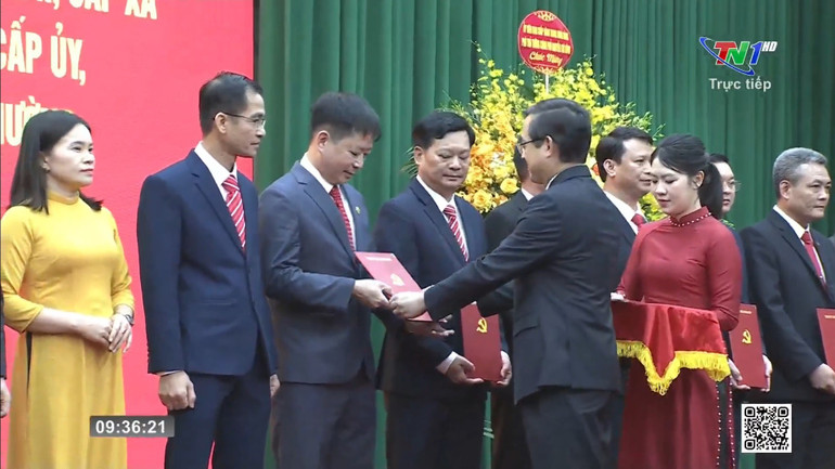 Đồng chí Phạm Hoàng Sơn, Phó Bí thư Tỉnh ủy, Chủ tịch UBND tỉnh Thái Nguyên trao quyết định cho lãnh đạo các xã. untitled2.jpg