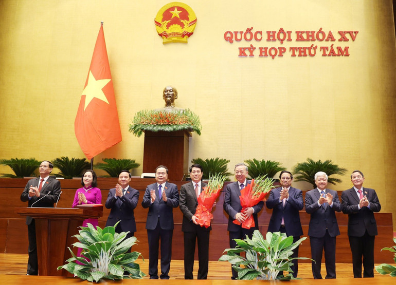 Thủ tướng Phạm Minh Chính, Chủ tịch Quốc hội Trần Thanh Mẫn, Chủ tịch Ủy ban Trung ương Mặt trận Tổ quốc Việt Nam Đỗ Văn Chiến cùng các Phó Chủ tịch Quốc hội tặng hoa chúc mừng Tổng Bí thư Tô Lâm và Chủ tịch nước Lương Cường. (Nguồn: TTXVN) Thủ tướng Phạm Minh Chính, Chủ tịch Quốc hội Trần Thanh Mẫn, Chủ tịch Ủy ban Trung ương Mặt trận Tổ quốc Việt Nam Đỗ Văn Chiến cùng các Phó Chủ tịch Quốc hội tặng hoa chúc mừng Tổng Bí thư Tô Lâm và Chủ tịch nước Lương Cường. (Nguồn: TTXVN)