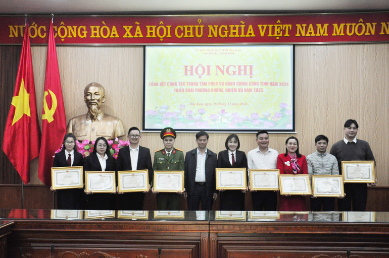 Đồng chí Vũ Đức Chính, Chánh Văn phòng UBND tỉnh, Giám đốc Trung tâm trao Giấy khen cho 09 cá nhân có thành tích cao trong thực hiện nhiệm vụ năm 2024. dsc-0628.jpg