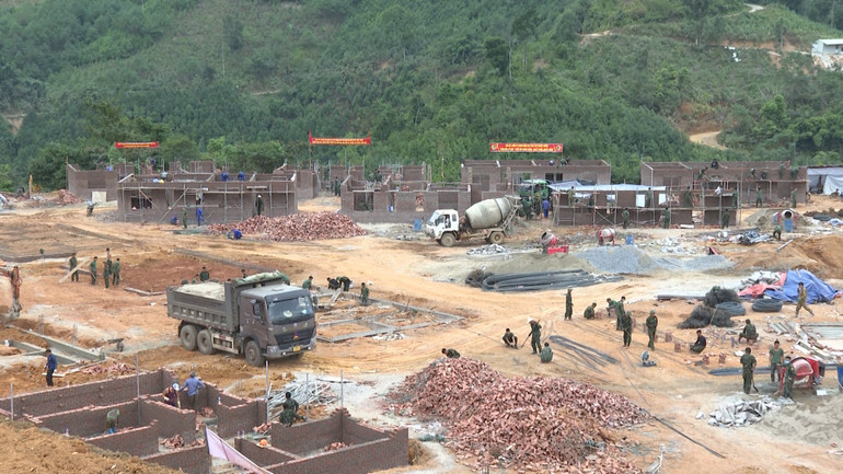 Mỗi người một việc, không khí công trường sôi động, khẩn trương. anh-7.jpg