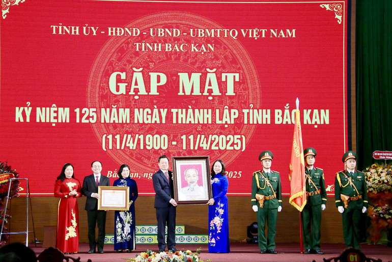 Phó Chủ tịch nước Cộng hòa Xã hội Chủ nghĩa Việt Nam - Võ Thị Ánh Xuân tặng tỉnh Bắc Kạn bức ảnh Chủ tịch Hồ Chí Minh. cdbh.jpg