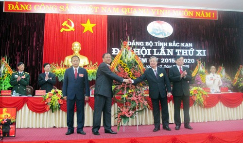Lãnh đạo Đảng, Nhà nước tặng hoa chúc mừng Đại hội. 11.jpg