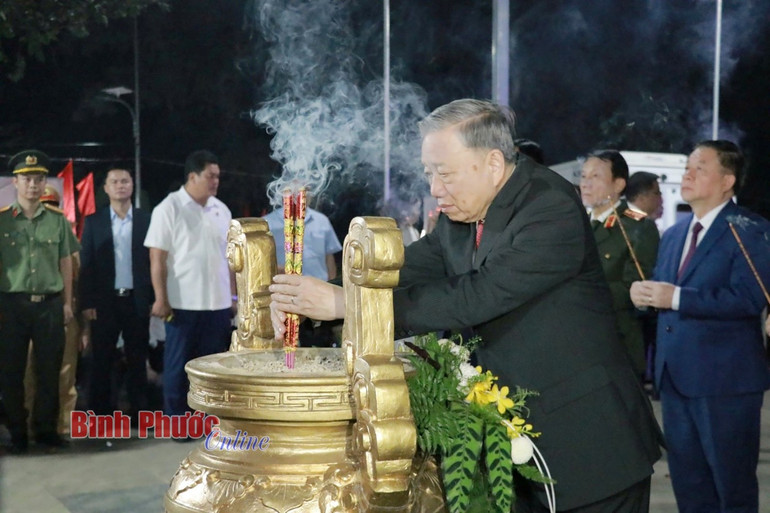 Tổng Bí thư Tô Lâm và các thành viên đoàn công tác dâng hương, hoa tại Đền thờ liệt sĩ và đồng bào tử nạn núi Bà Rá Tổng Bí thư Tô Lâm và các thành viên đoàn công tác dâng hương, hoa tại Đền thờ liệt sĩ và đồng bào tử nạn núi Bà Rá