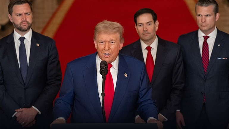 Từ Nhà trắng, ngày 22/6 (giờ Hà Nội), ông Trump phát biểu về cuộc tấn công các cơ sở hạt nhân chủ chốt của Iran. Đứng phía sau Tổng thống Mỹ là Phó Tổng thống JD Vance, Bộ trưởng Ngoại giao Marco Rubio và Bộ trưởng Quốc phòng Pete Hegseth (từ bên trái sang). (Ảnh: Tài khoản Facebook của Nhà trắng). trump.jpg