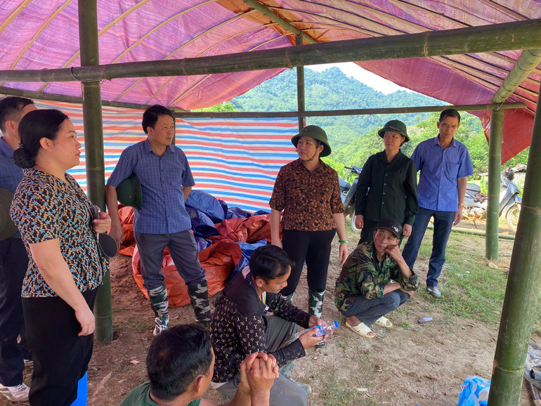 Đồng chí Phương Thị Thanh chỉ đạo huyện Chợ Đồn và Ủy ban MTTQ Việt Nam tỉnh bảo đảm cung cấp nhu yếu phẩm cứu trợ cho người dân vùng thiên tai. Chon (77).jpg