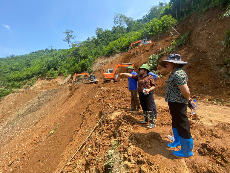 Đồng chí Phương Thị Thanh chỉ đạo thông tuyến sớm để tiếp cận, đưa hàng vào cứu trợ người dân các thôn Pù Lùng 1, Pù Lùng 2, xã Xuân Lạc. Chon (118).jpg