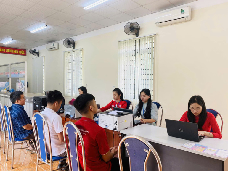 Người dân làm thủ tục hành chính tại UBND huyện Pác Nặm. 29a.jpg
