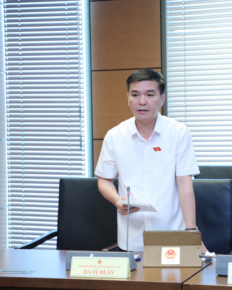 Đại biểu Hà Sỹ Huân, Phó Trưởng đoàn ĐBQH chuyên trách tỉnh đề nghị cần sớm có hướng dẫn xử lý tài sản dôi dư sau sắp xếp cụ thể hơn. s-116-db-ha-sy-huan-tlt.jpg