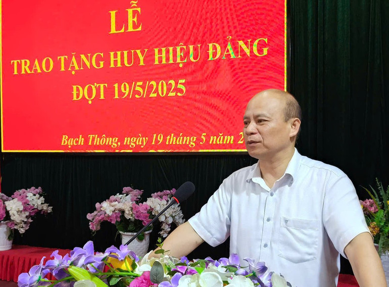 សមមិត្ត Ha Van Truong សមាជិកគណៈកម្មាធិការបក្សខេត្ត លេខាគណៈកម្មាធិការបក្សស្រុក Bach Thong ថ្លែងមតិក្នុងពិធីនេះ។ huy-hieu-2.jpg