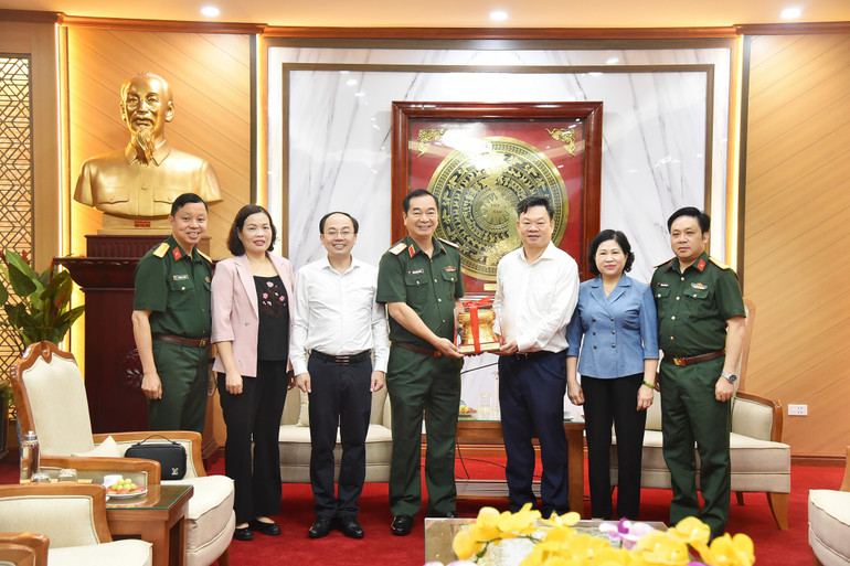 Thiếu tướng Trương Mạnh Dũng, Tư lệnh Quân khu 1 tặng quà lưu niệm cho Thường trực Tỉnh ủy Bắc Kạn. r2-nik-0083.jpg