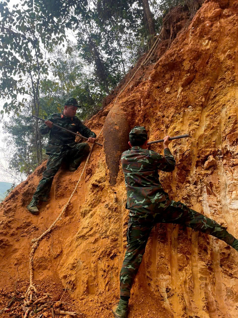 Vị trí phát hiện quả bom được lực lượng Công Binh, Bộ CHQS tỉnh đào và vận chuyển an toàn về xử lý. b1.jpg
