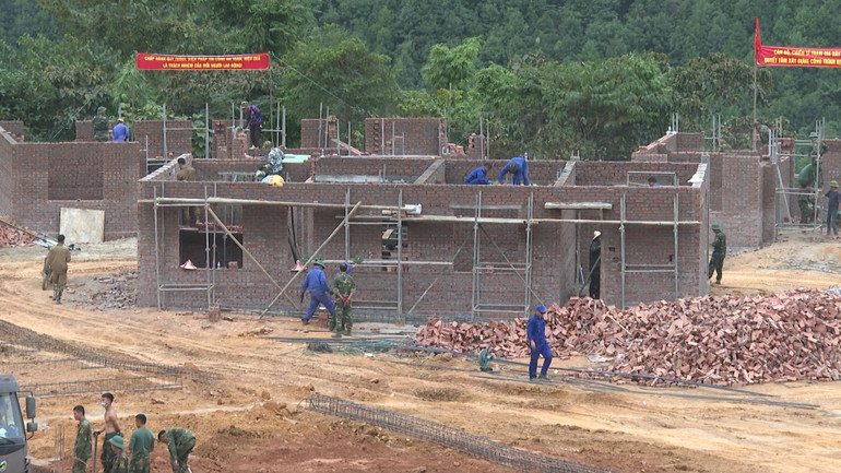 Nhiều ngôi nhà bắt đầu thành hình, dày dặn, vững chãi. a-8.jpg