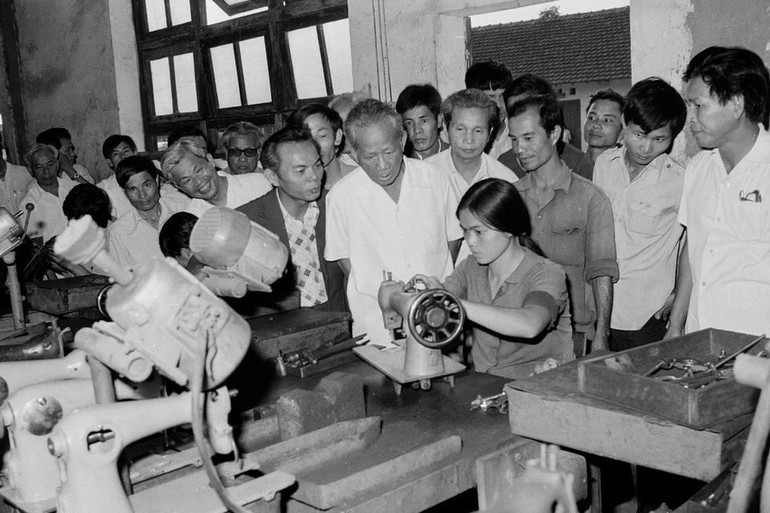 Tổng Bí thư Lê Duẩn thăm phân xưởng sản xuất của Xí nghiệp Sản xuất Máy khâu Thăng Long (1982). (Ảnh: Thế Trung/TTXVN) Tổng Bí thư Lê Duẩn thăm phân xưởng sản xuất của Xí nghiệp Sản xuất Máy khâu Thăng Long (1982). (Ảnh: Thế Trung/TTXVN)