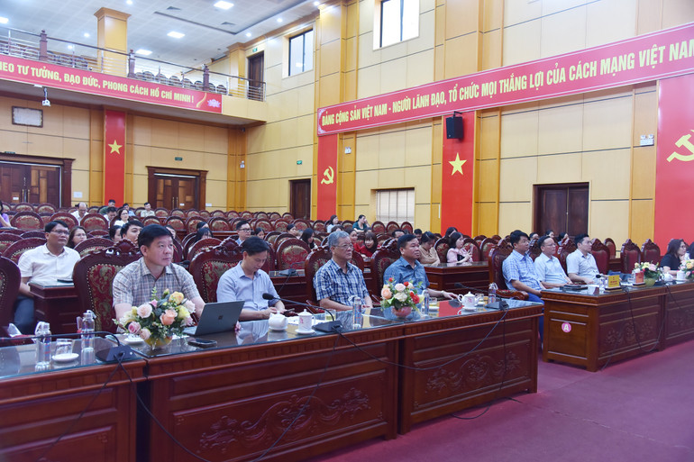 Đại biểu dự tại điểm cầu Hội trường tỉnh Bắc Kạn có các đồng chí Thường trực HĐND, UBND tỉnh, cán bộ lãnh đạo Văn phòng Tỉnh ủy, UBND, Đoàn ĐBQH tỉnh Bắc Kạn. nik-0939.jpg