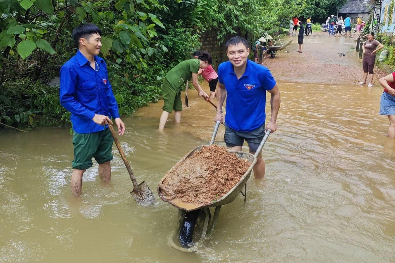 Thanh niên xã Tân Sơn (Chợ Mới) hỗ trợ người dân. 458991138_2660495747462331_6035746503544017917_n.jpg