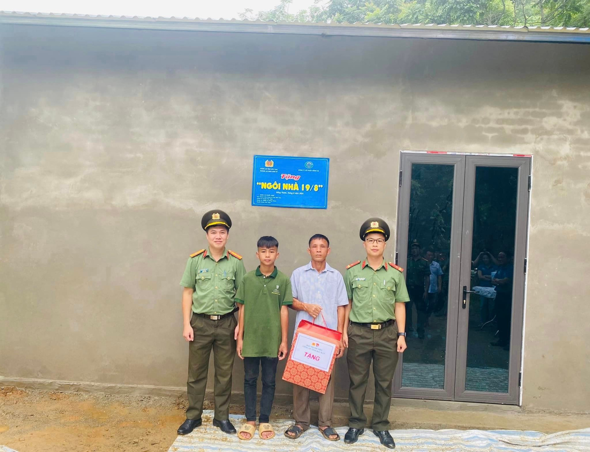Ban Thanh niên Công an tỉnh tặng quà gia đình cháu Tô Nông Khôi. 455273693-957534549509004-5227297356481554248-n.jpg
