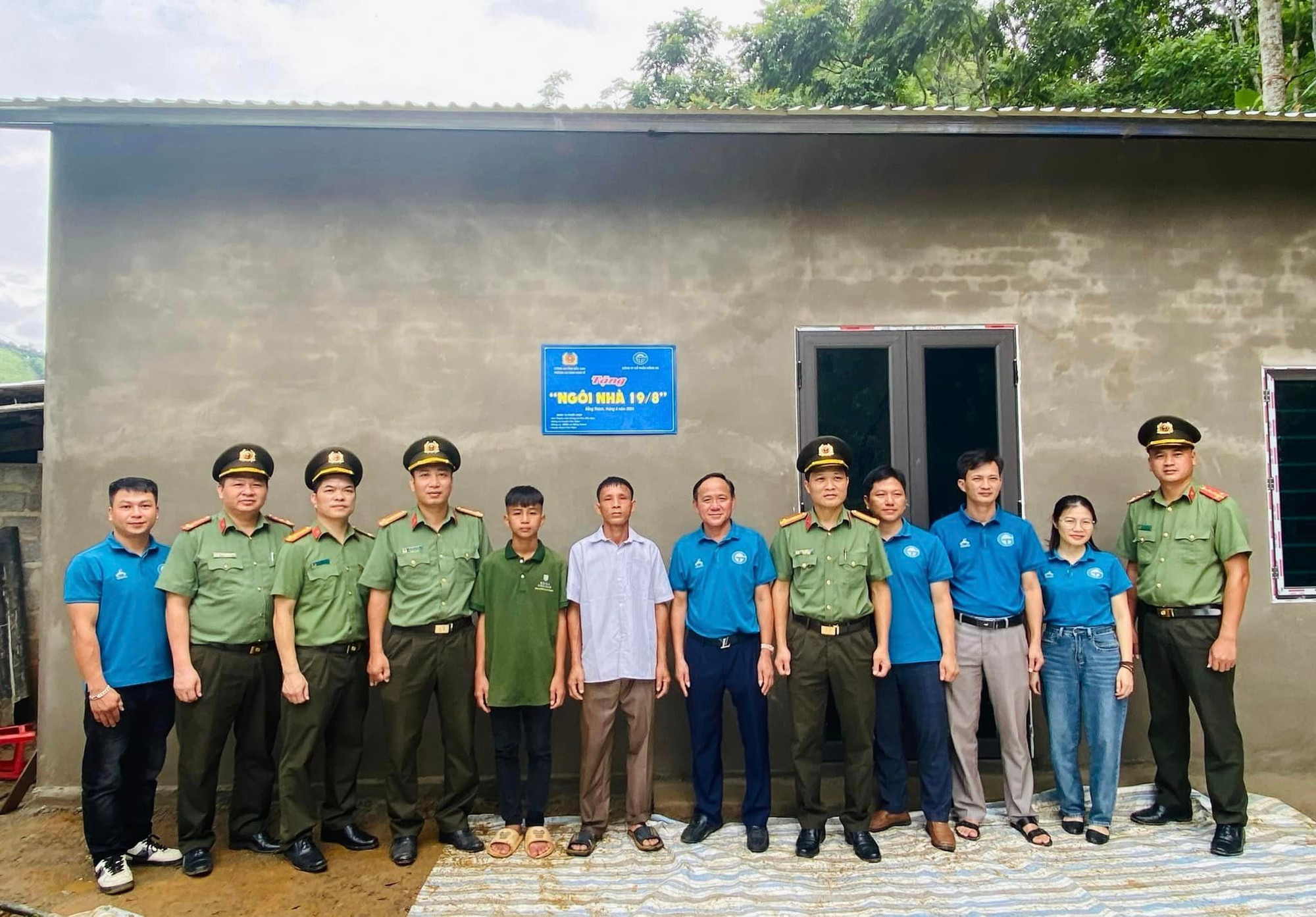 Các đại biểu chụp ảnh kỷ niệm cùng gia đình cháu Khôi tại ngôi nhà mới. 455158726-957534502842342-3588142779173031003-n.jpg