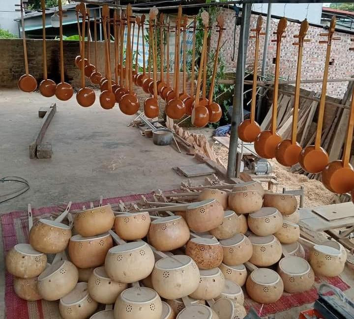 Những chiếc đàn Tính do xưởng của gia đình chị Mã Thị Dạy làm ra. 452676001_1198591754814730_2494814950274588001_n.jpg