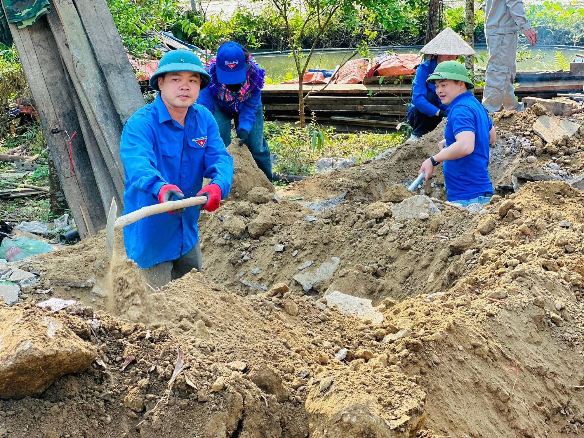 ĐVTN xã Đồng (Ba Bể) hỗ trợ người dân đào móng nhà. 486007308-1208276290711517-5240365985458244385-n.jpg
