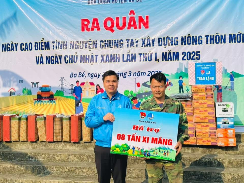 Anh Ma Thế Phòng, ở thôn Nà Thẩu, xã Đồng Phúc (Ba Bể) nhận hỗ trợ của Tỉnh đoàn. img-2700.jpg