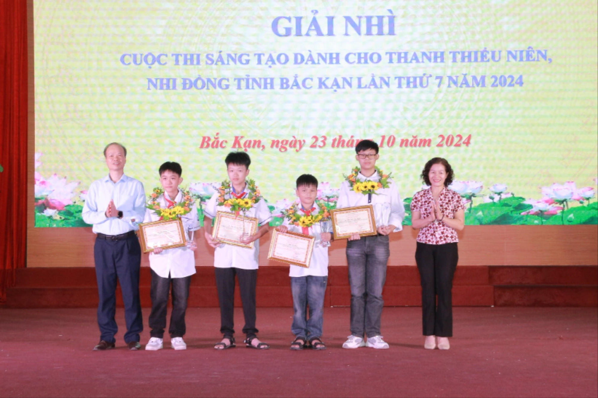Các em Quân, Nam, Tâm (lần lượt thứ 2 từ trái qua) nhận giải tại Cuộc thi. anh11-8751.jpg