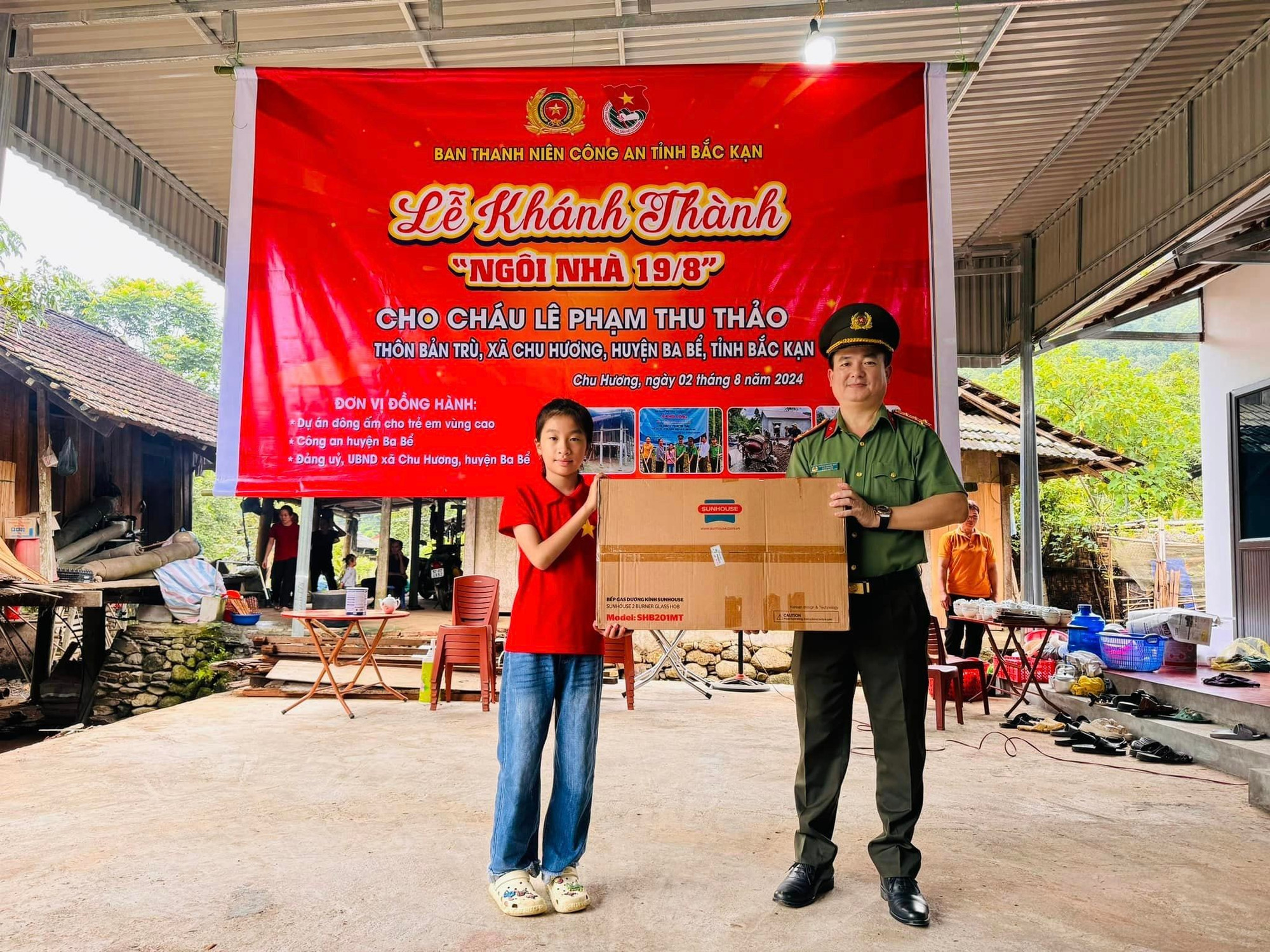 Đại tá Thăng Quang Huy, Phó Giám đốc Công an tỉnh tặng quà cho gia đình cháu Thảo. 453900058-951128876816238-5609258194836583860-n.jpg