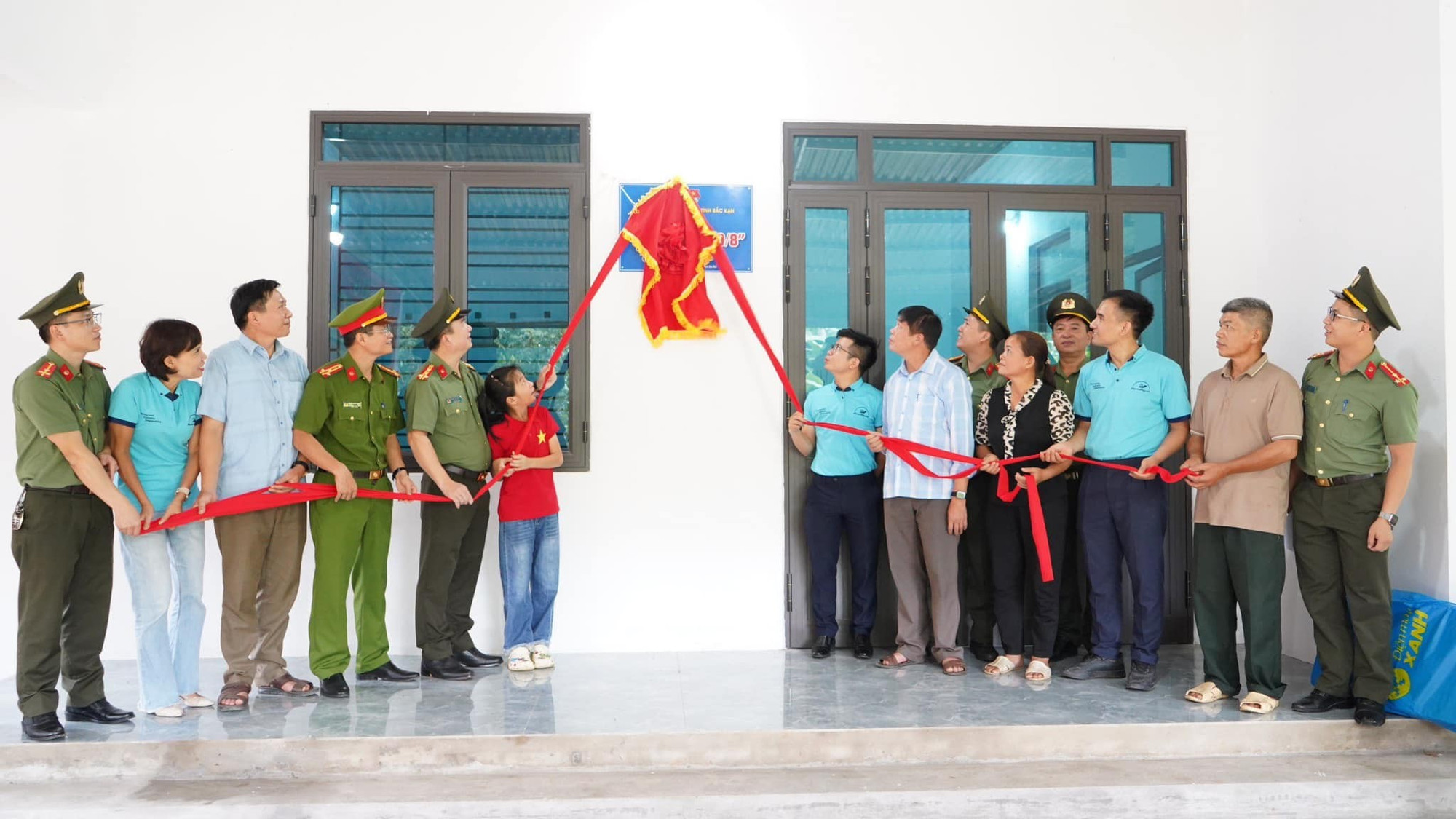 Các đại biểu và gia đình em Thảo kéo băng khánh thành "Ngôi nhà 19/8". 453509037-951128673482925-9035545218643982298-n.jpg